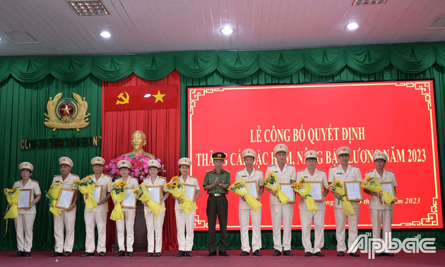 Đại tá Nguyễn Văn Nhựt trao Quyết định và tặng hoa chúc mừng cán bộ, chiến sĩ được thăng cấp bậc hàm, nâng bậc lương năm 2023. 