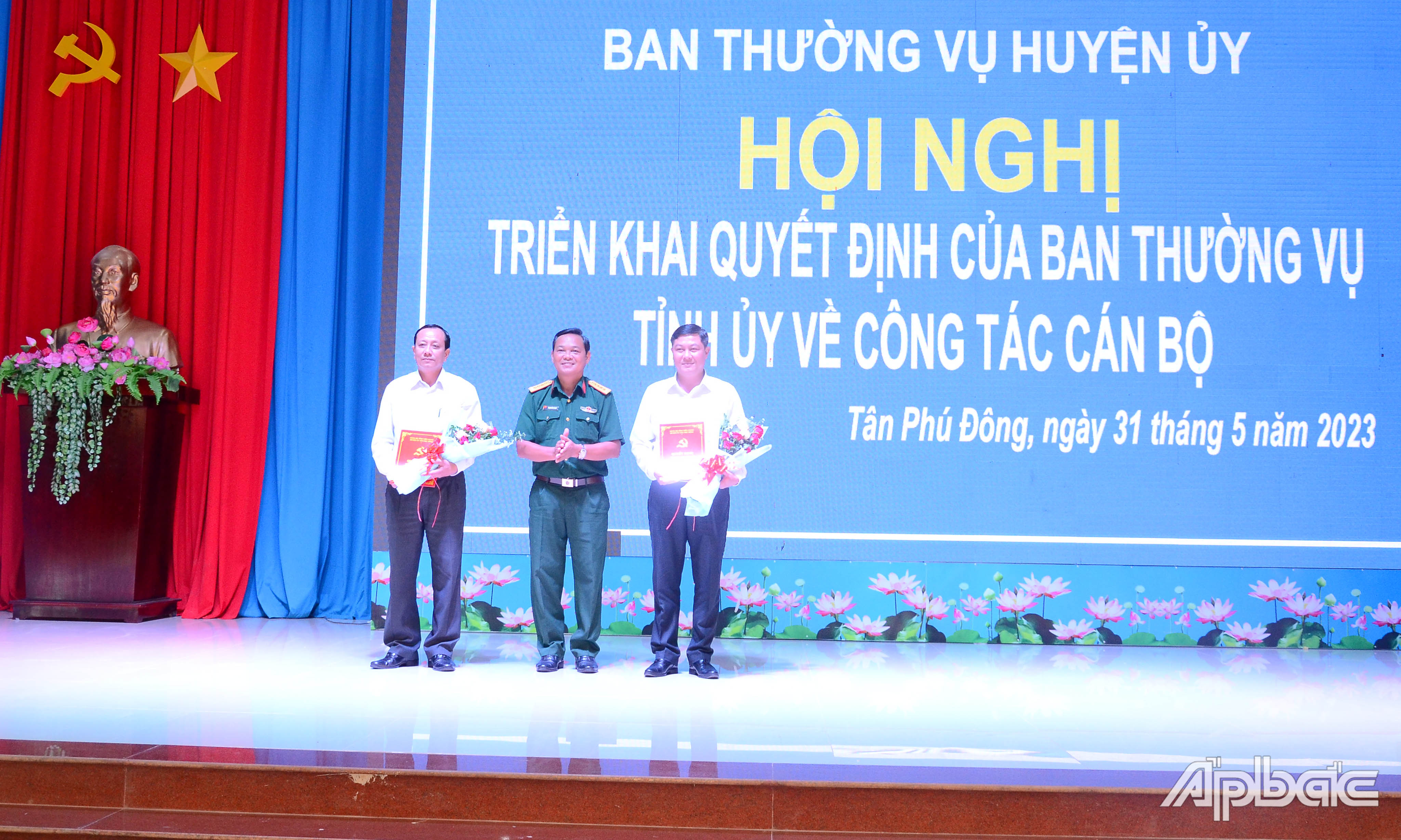 Đại tá Phạm Văn Thanh, Ủy viên Ban Thường vụ Tỉnh ủy, Chỉ huy Trưởng Bộ Chỉ huy Quân sự tỉnh Tiền Giang trao quyết định chuẩn y của Ban Thường vụ Tỉnh ủy cho đồng chí Phan Minh Quân và Trương Văn Châu.