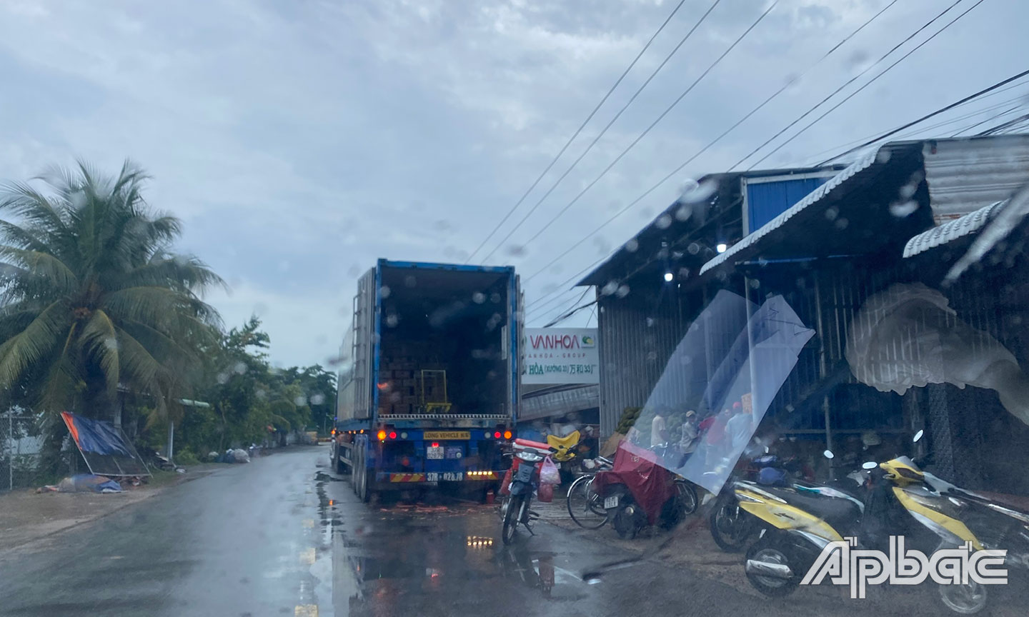 Sẽ xử lý nghiêm các phương tiện container đậu đỗ sai qui định.