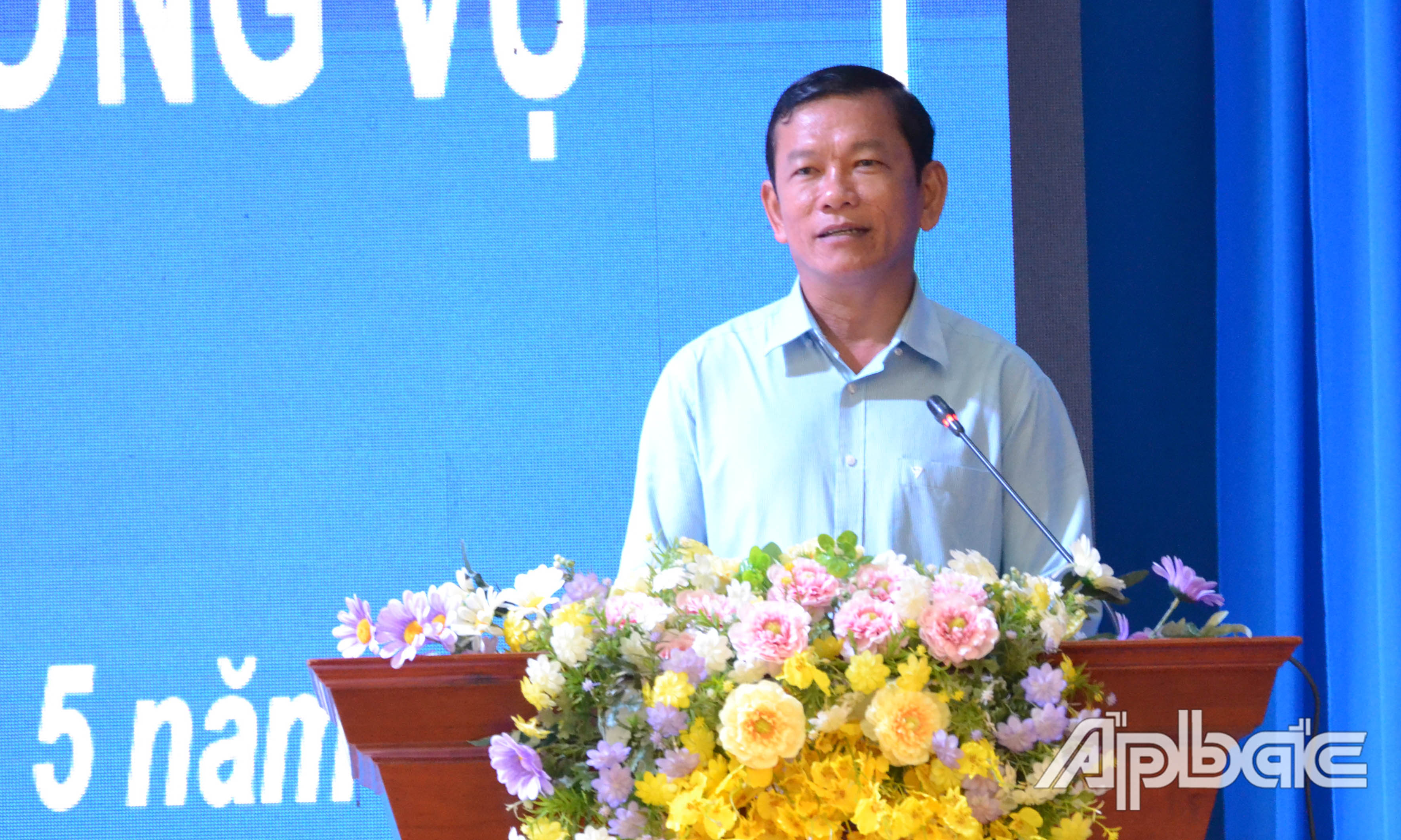 Bí thư Huyện ủy, Chủ tịch UBND huyện Tân Phú Đông Bùi Thái Sơn phát biểu tại hội nghị.