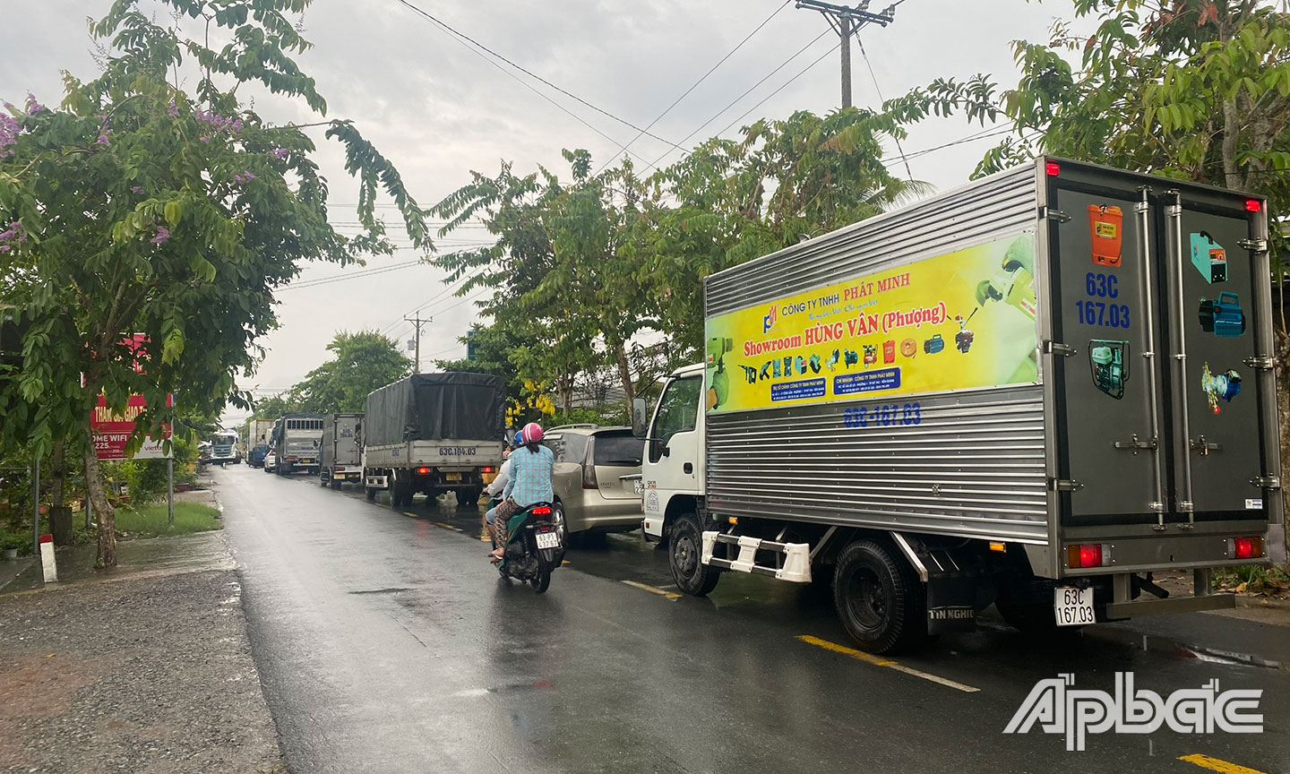 Chỉ cần 1 xe container quay đầu thì khiến các phượng tiện nối đuôi nhau kéo dài.