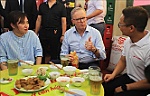 Thủ tướng Australia Anthony Albanese uống bia hơi, ăn bánh mì truyền thống Hà Nội