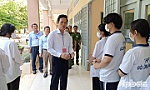 Phó Chủ tịch UBND tỉnh kiểm tra các điểm thi tốt nghiệp THPT.