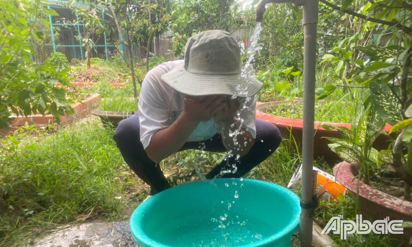 Nước sạch người dân xả ra từ hệ thống nước.