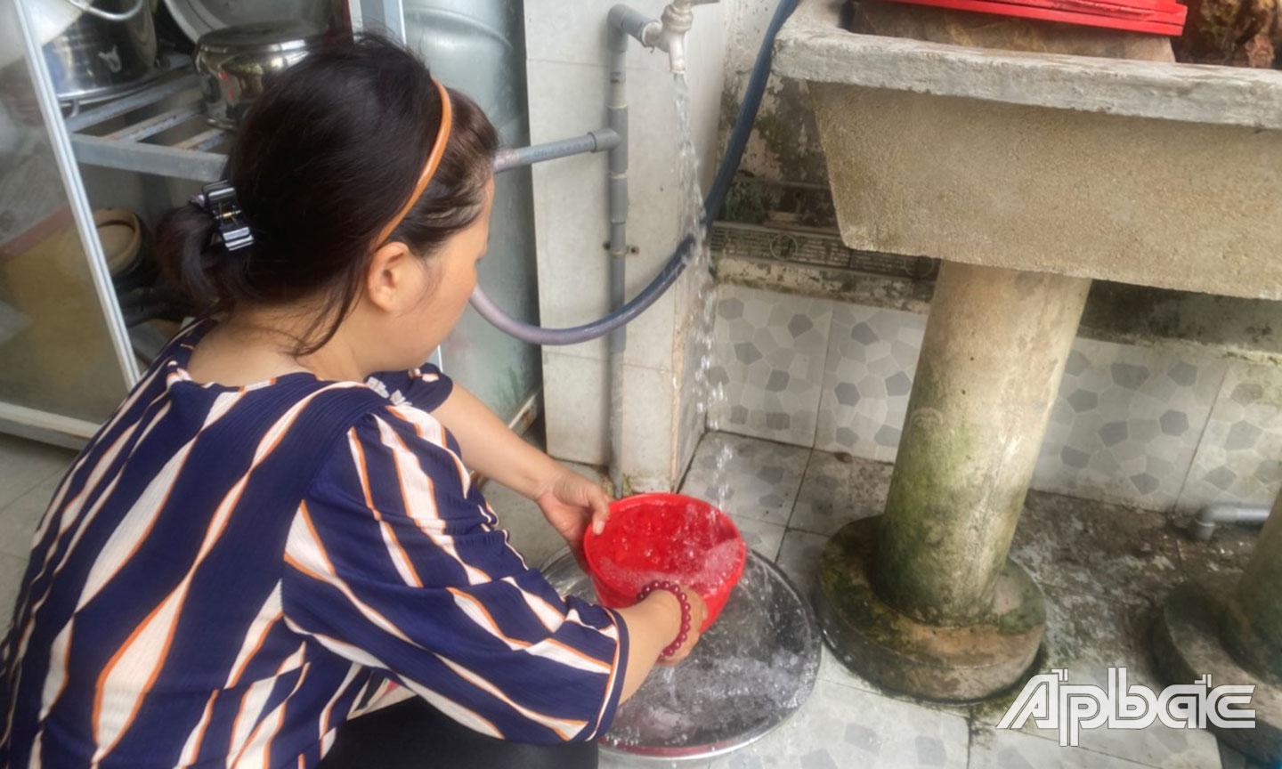 Nước sạch người dân xả ra từ hệ thống.