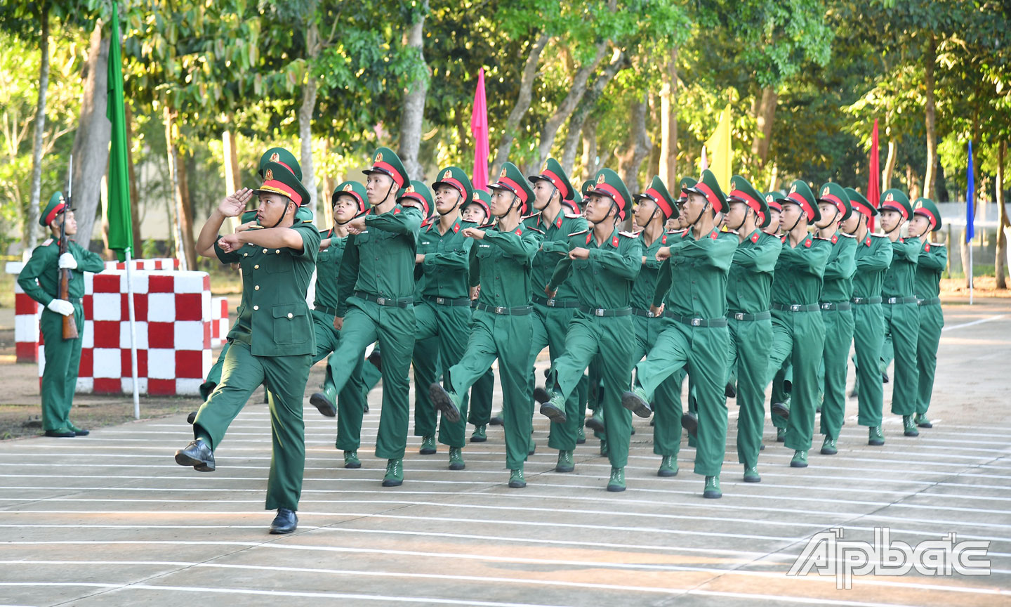 Duyệt đội ngũ trong Lễ Tuyên thệ chiến sĩ mới.         