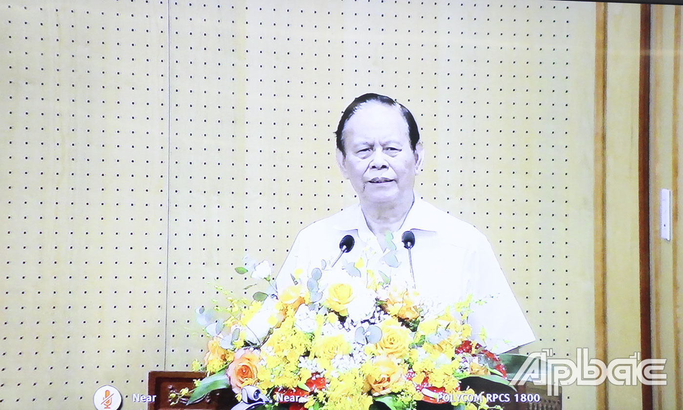 Phó Giáo sư, Tiến sĩ Nguyễn Hồng Vinh chia sẻ kinh nghiệm sáng tạo tác phẩm báo chí thể loại chính luận tại hội nghị