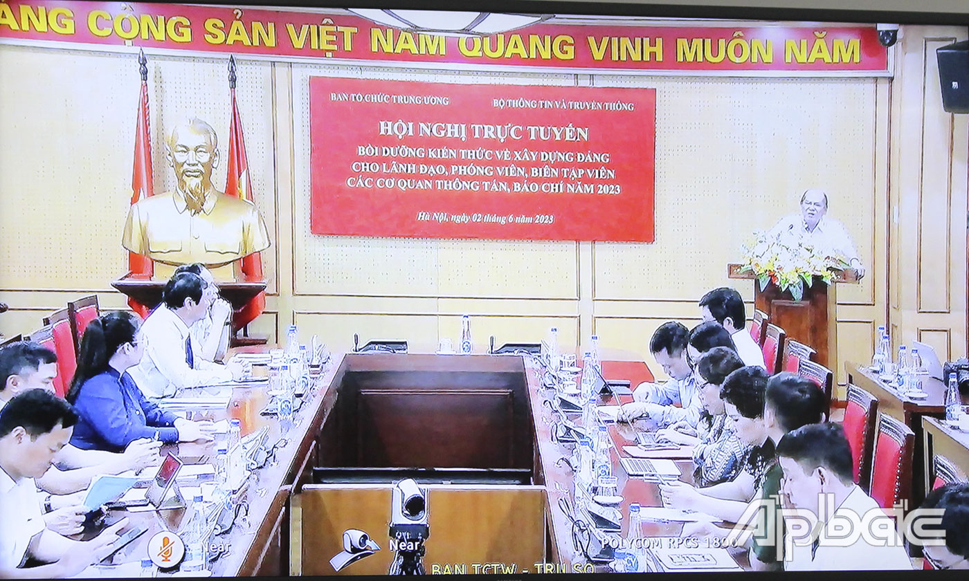 Báo cáo viên Nguyễn Đức Hà, nguyên Vụ Trưởng Vụ cơ quan Đảng, Ban Tổ chức Trung ương báo cáo chuyên đề tại Hội nghị.