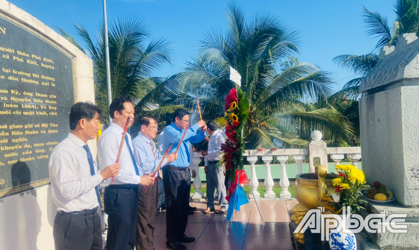 Lãnh đạo tỉnh và địa phương thắp hương tưởng niệm Anh hùng dân tộc Thủ Khoa Nguyễn Hữu Huân.