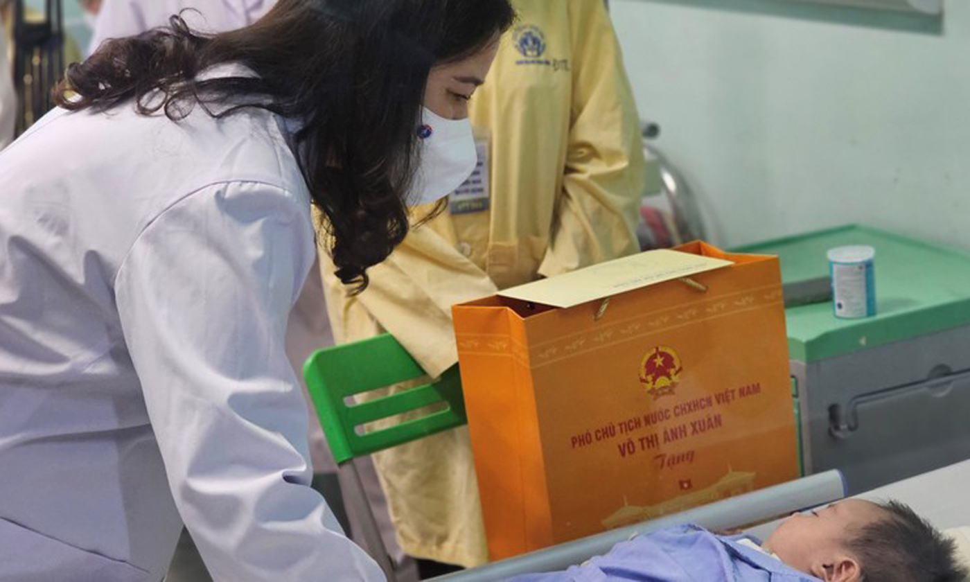 Phó Chủ tịch nước thăm các bệnh nhi đang điều trị tại Bệnh viện Nhi Trung ương. 