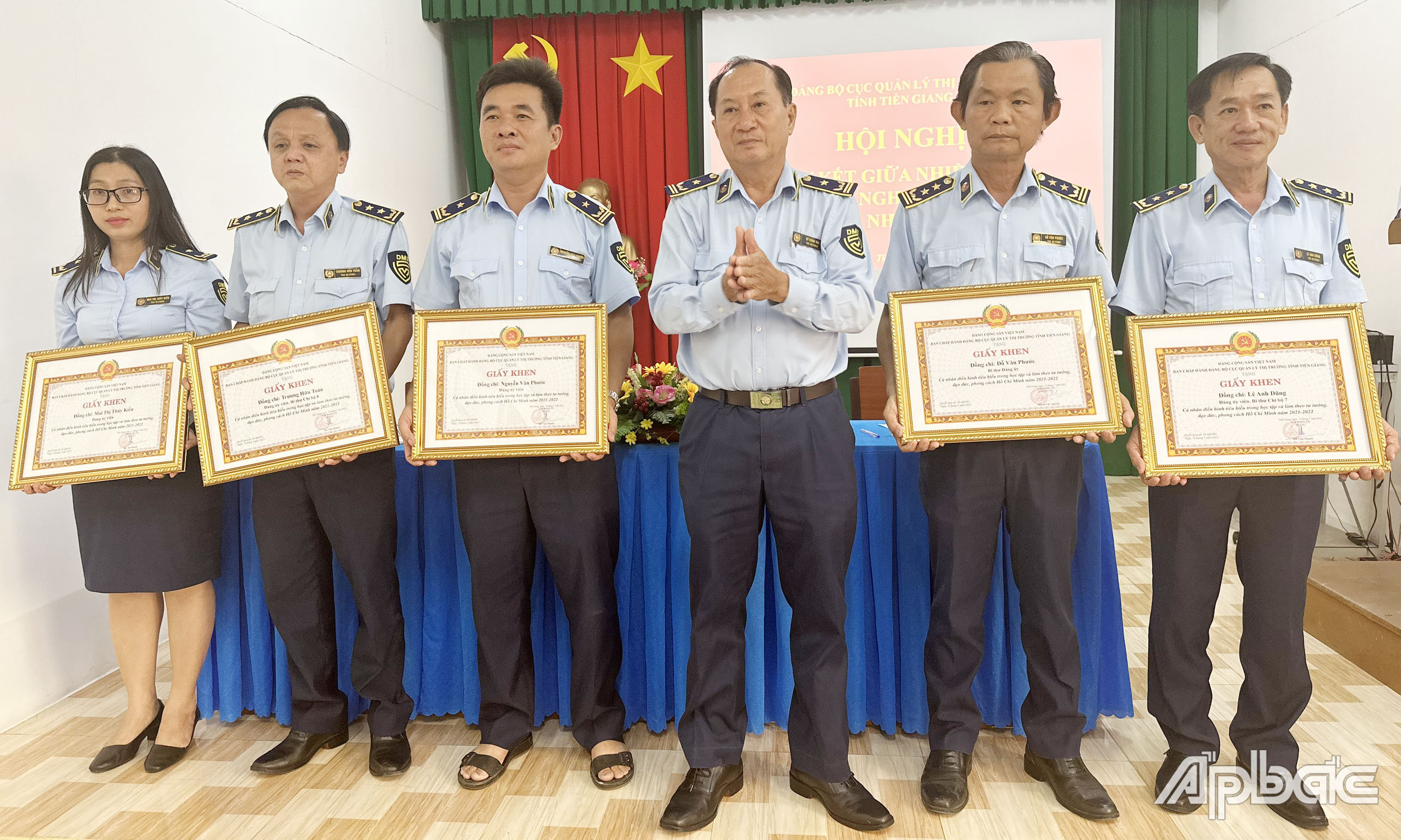 Khen thưởng cá nhân điển hình trong thực hiện Chỉ thị 05.