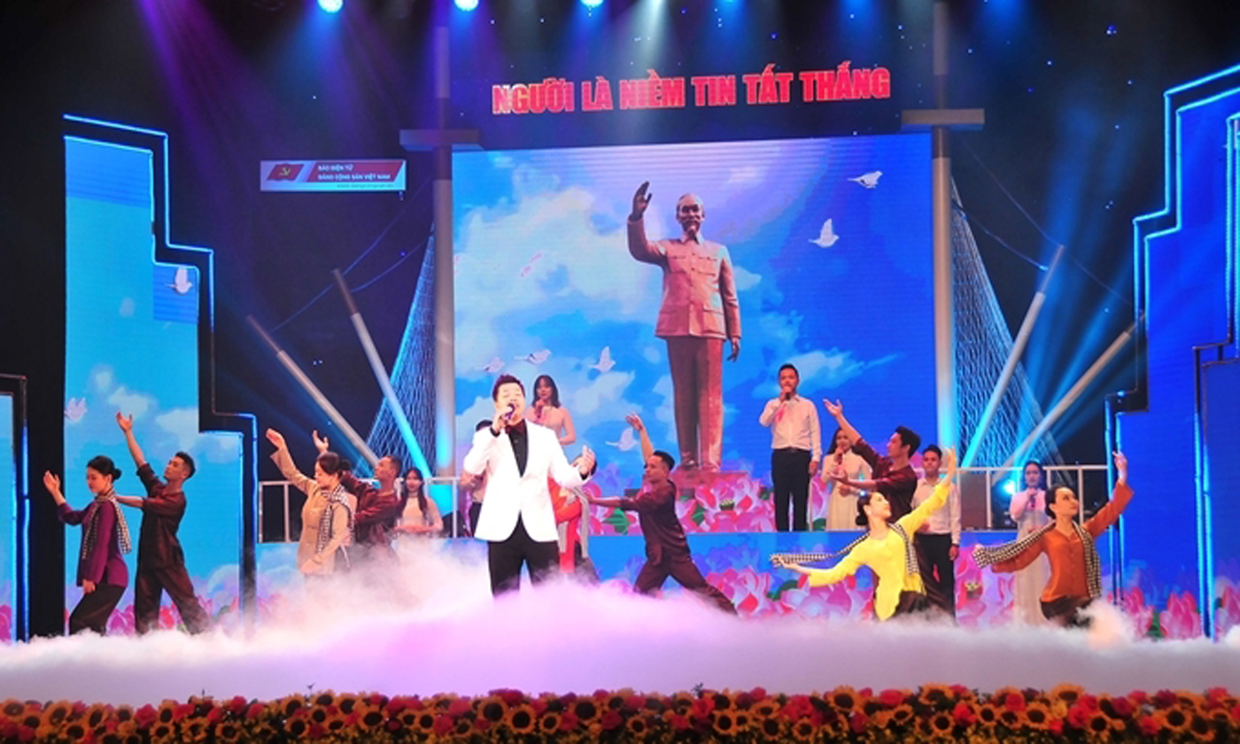 Chương trình nghệ thuật “Người là niềm tin tất thắng” kỷ niệm 110 năm ngày Bác Hồ ra đi tìm đường cứu nước  do Báo điện tử Đảng Cộng sản Việt Nam tổ chức. (Ảnh minh họa)