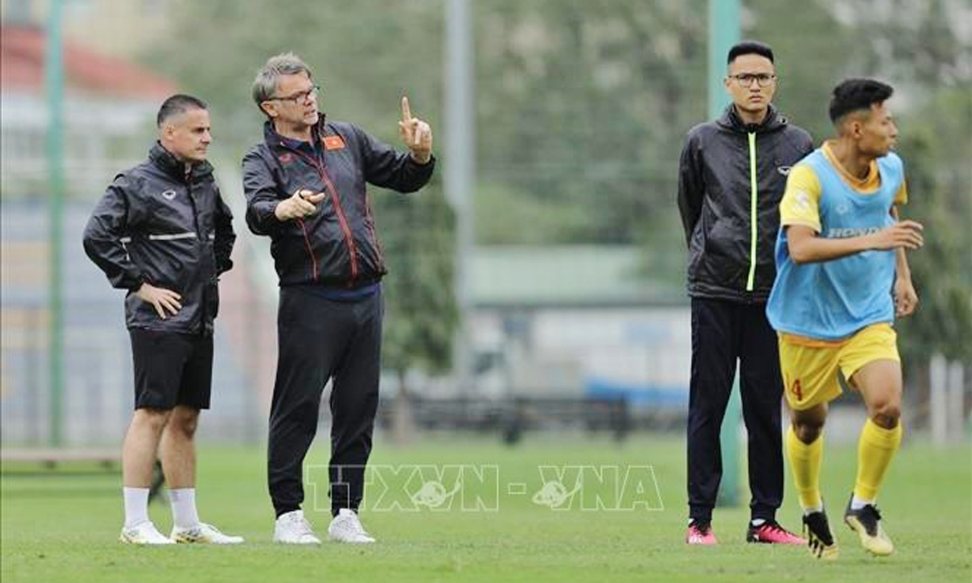 Với việc gọi số lượng lớn các cầu thủ mới chơi ở hàng tiền vệ, HLV Philippe Troussier hứa hẹn sẽ tạo ra sự mới mẻ đáng chờ đợi ở tuyển Việt Nam. Ảnh: TTXVN