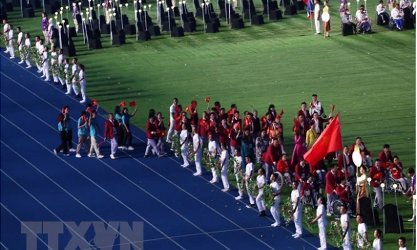 Đoàn VĐV Thể thao người khuyết tật Việt Nam diễu hành tại lê khai mạc.Ảnh: Huỳnh Thảo