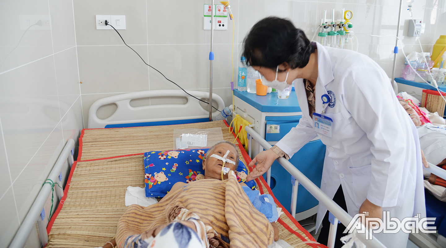 Bác sĩ Trần Mai Nhiên chăm sóc cụ Cao Thị Ánh tại giường bệnh
