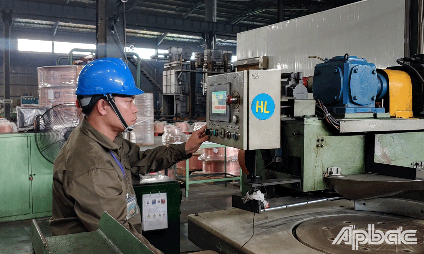 Kỹ sư Trần Văn Cưỡng đang làm việc tại công ty