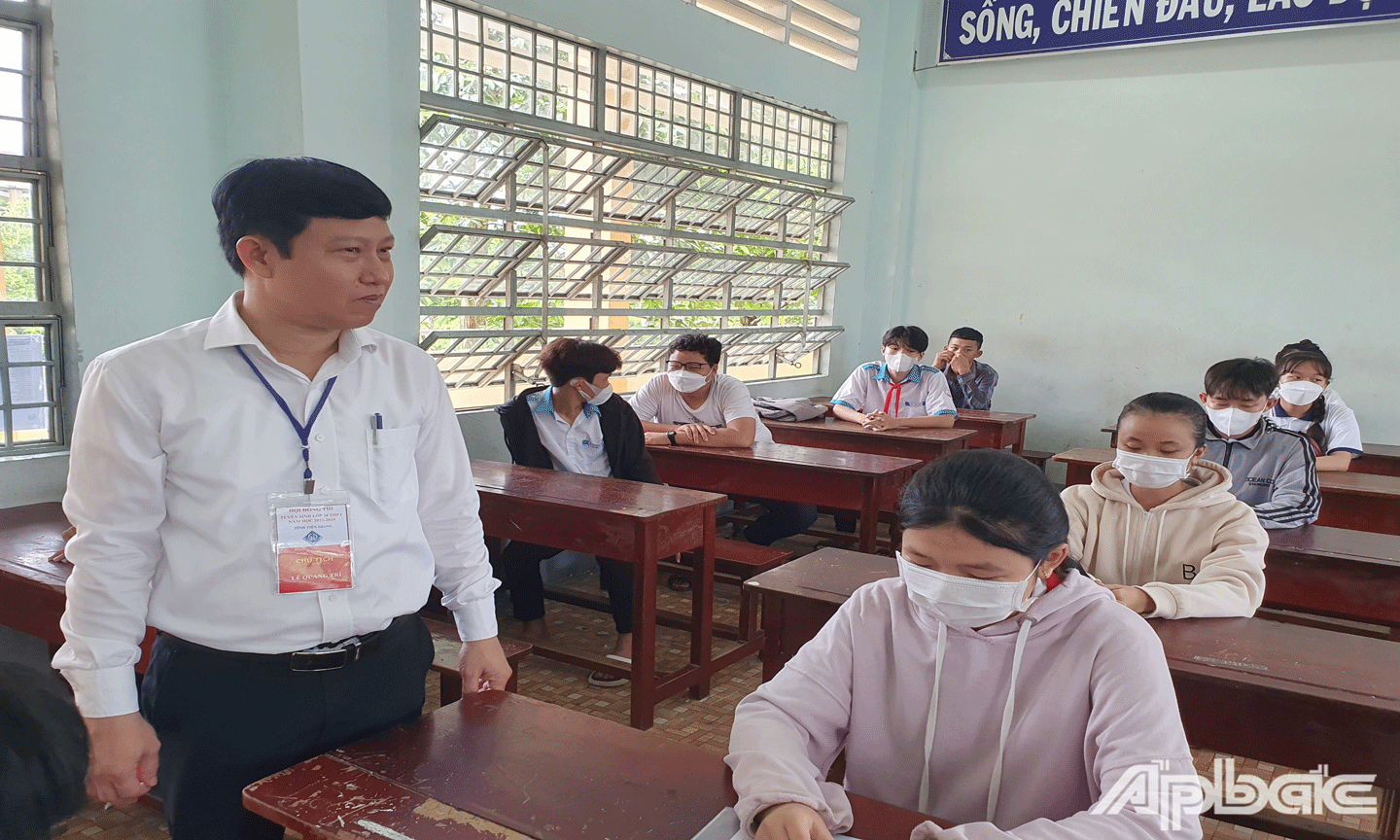 Động viên thí sinh tại hội đồng coi thi Trường THPT Bình Phục Nhứt, huyện Chợ Gạo. 