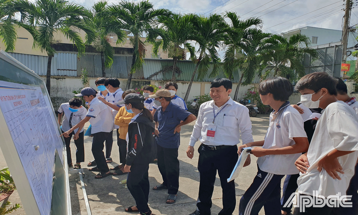 Kiểm tra hội đồng thi Trường THPT Trần Văn Hoài. 