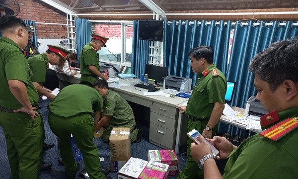 Lực lượng công an thu giữ nhiều máy móc, tài liệu, giấy tờ liên quan. (Ảnh Trà Giang) 