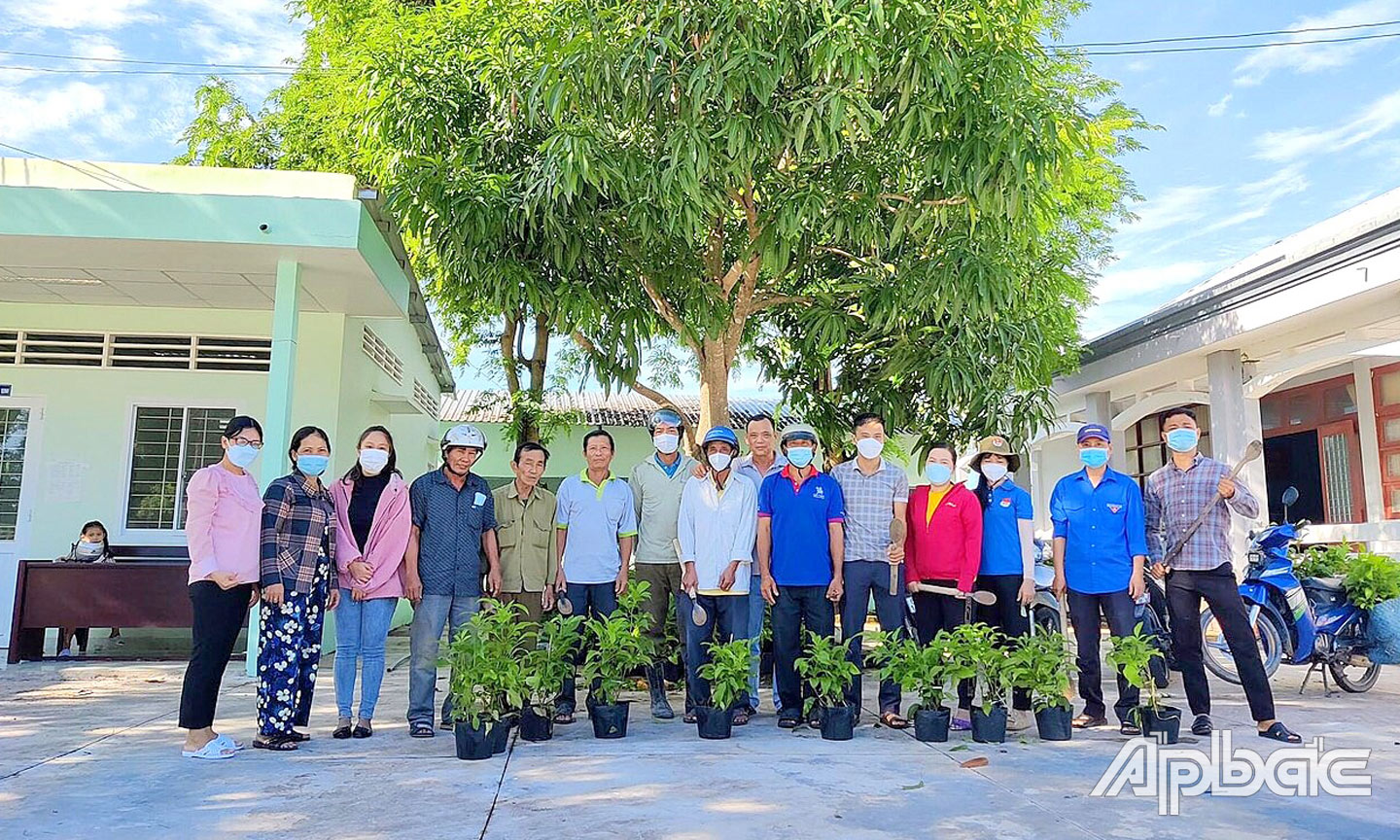 HVND trên địa bàn huyện Tân Phước thường xuyên tổ chức hoạt động trồng cây xanh cải tạo cảnh quan môi trường.