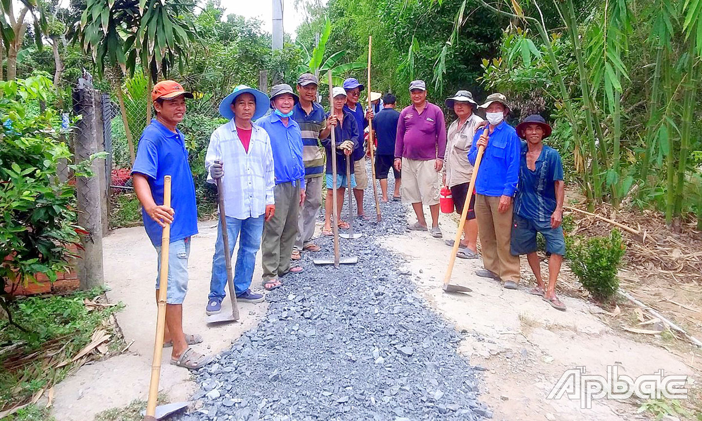 Nhiều tuyến đường giao thông nông thôn được HVND trên địa bàn huyện Tân Phước tích cực tham gia thi công.