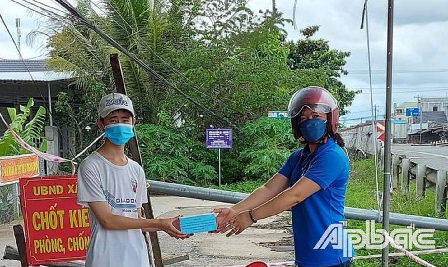 Đại diện Trường THPT Lê Thành Hiền trao dụng cụ học tập cho học sinh nhà trường trong thời điểm dịch bệnh Covid-19 diễn biến phức tạp.