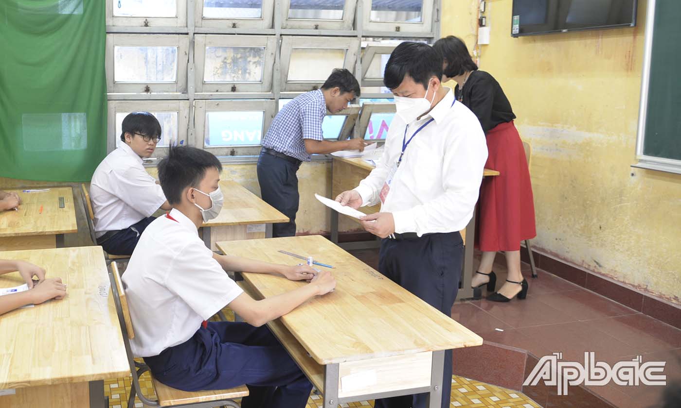 Đồng chí Lê Quang Trí kiểm tra công tác thi tại Trường THPT Trần Hưng Đạo, TP. Mỹ Tho.