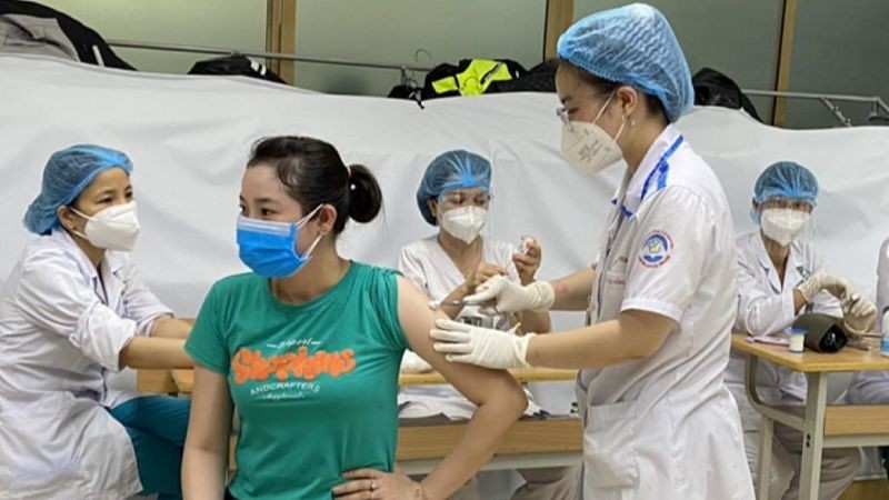 Tiêm vaccine phòng Covid-19.