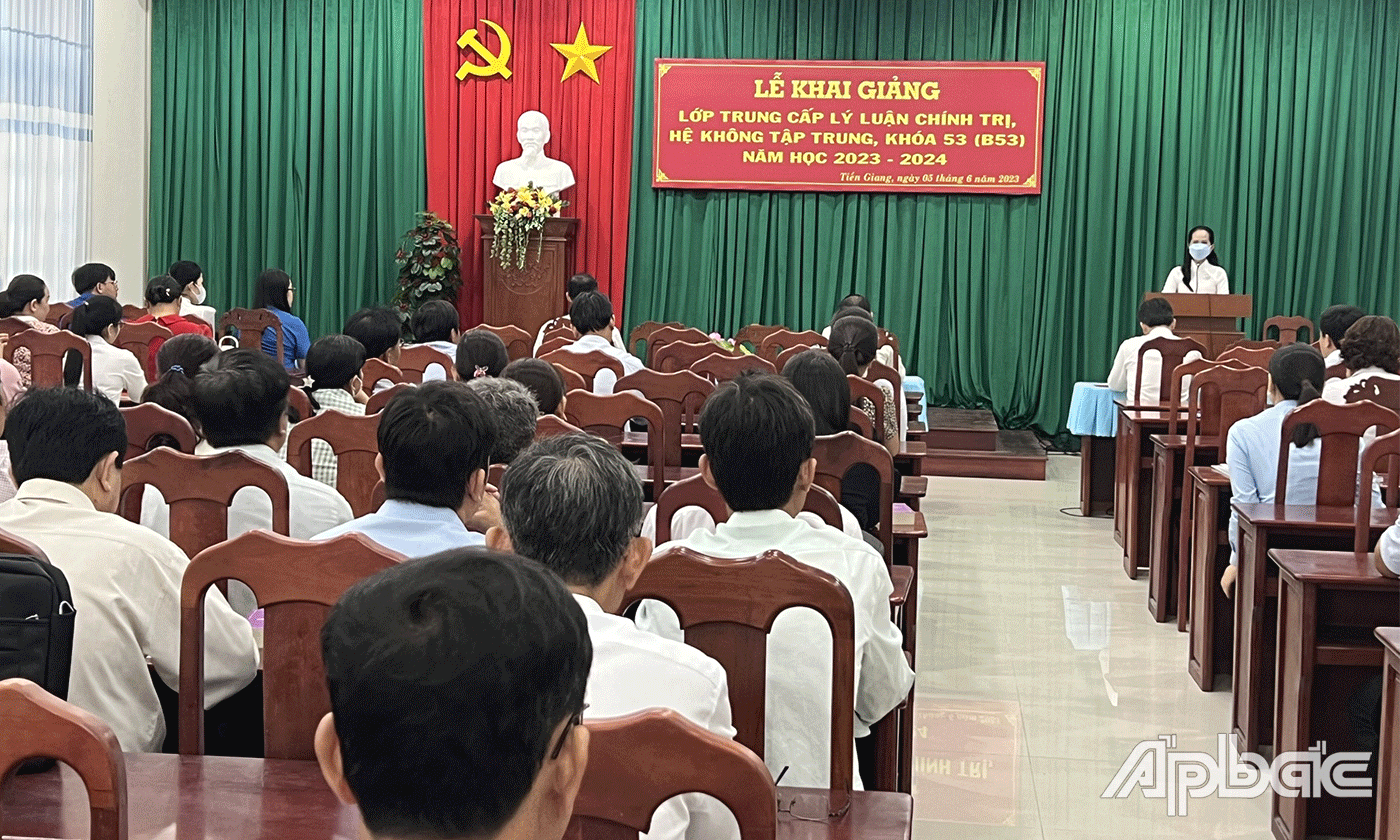 Lễ khai giảng Lớp trung cấp lý luận chính trị hành chính hệ không tập trung khóa B53.