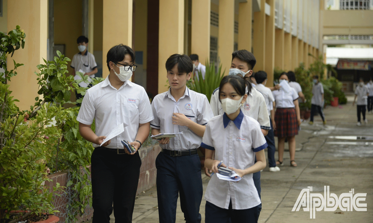 Th1i sinh ở Hội đồng thi Trường THPT Nguyễn Đình Chiểu (đặt tại Trường THCS Xuân Diệu) phấn khởi vì làm được bài. 