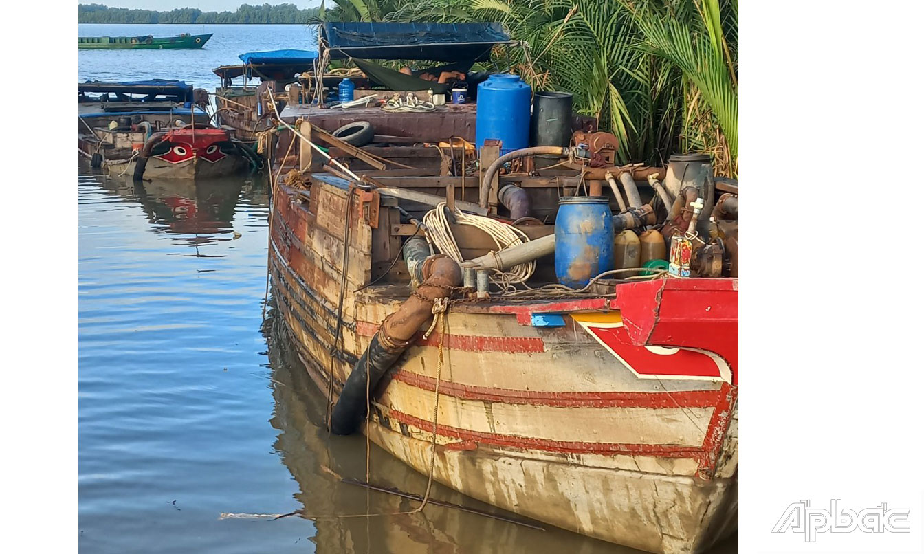 Phương tiện khai thác cát trái phép bị tạm giữ.