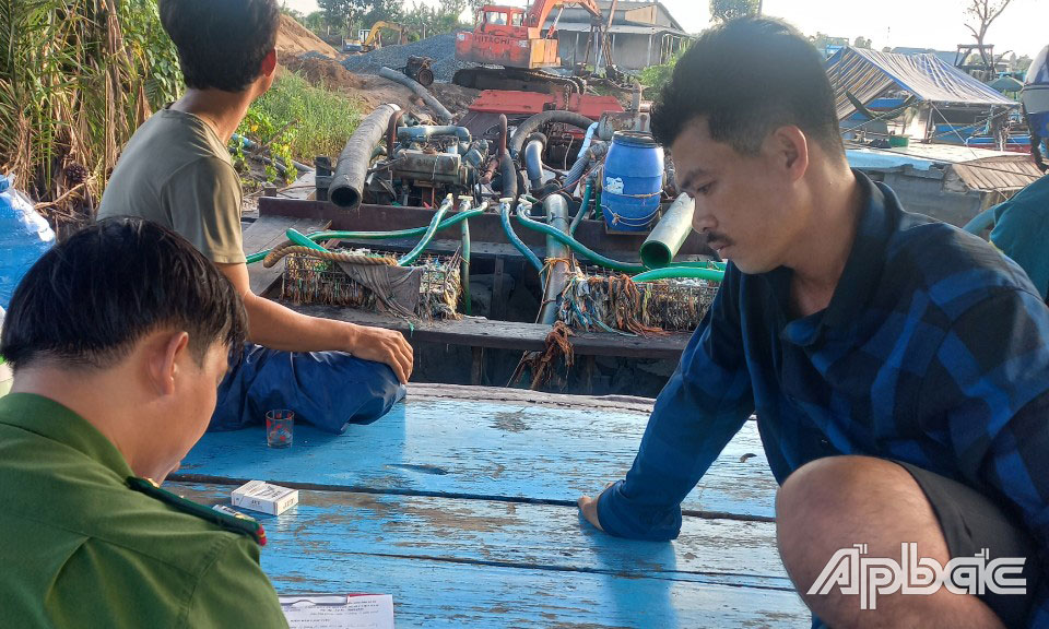 Lực lượng Công an lập biên bản vụ việc.