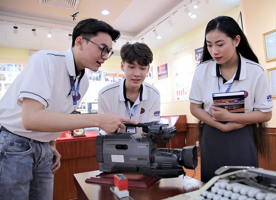 Sinh viên ngành Báo chí Trường ĐH Khoa học xã hội và Nhân văn (ĐH Quốc gia TPHCM) trong giờ học thực hành (sggp.org.vn).