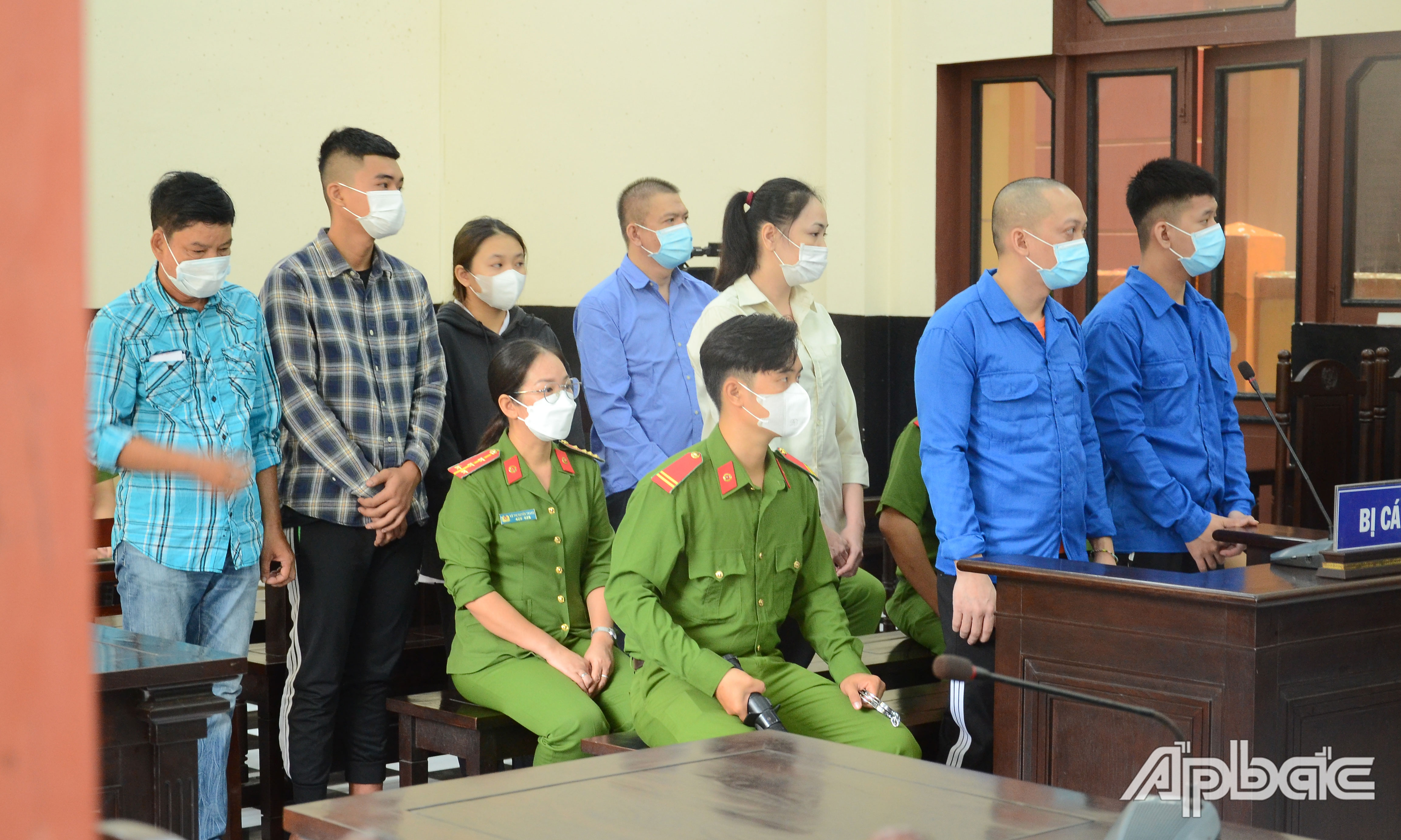 Các bị cáo tại phiên tòa xét xử phúc thẩm.