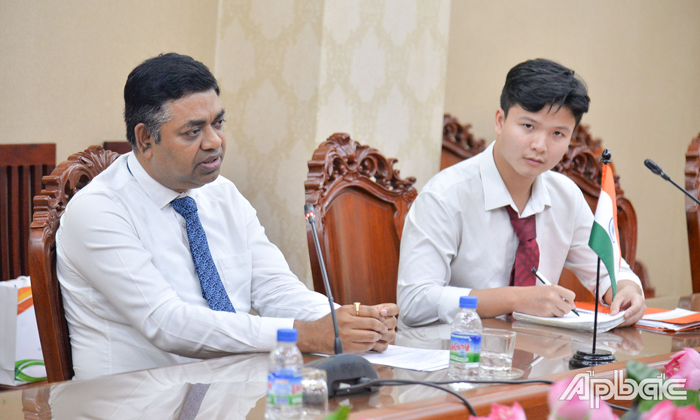 Ngài Madan Mohan Sethi, Tổng Lãnh sự Ấn Độ tại TP. Hồ Chí Minh trao đổi tại buổi tiếp chào xã giao.