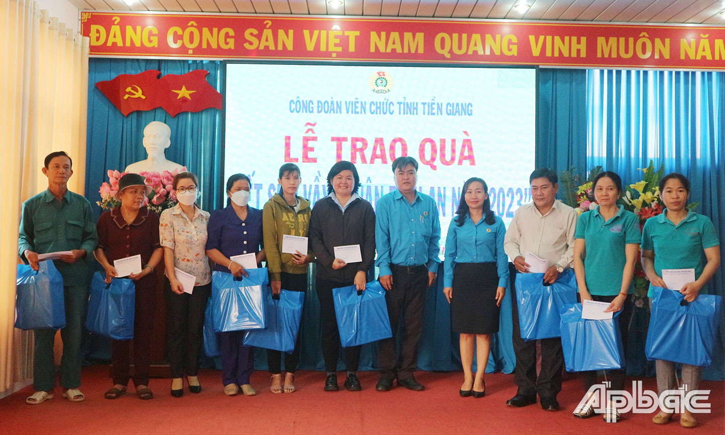 Học tập và làm theo Bác, các cấp Công đoàn của tỉnh duy trì thường xuyên hoạt động xã hội - từ thiện. (trong ảnh: Công đoàn Viên chức Tiền Giang trao quà Tết Nguyên đán 2023 cho đoàn viên, CNVCLĐ khó khăn trong khối).