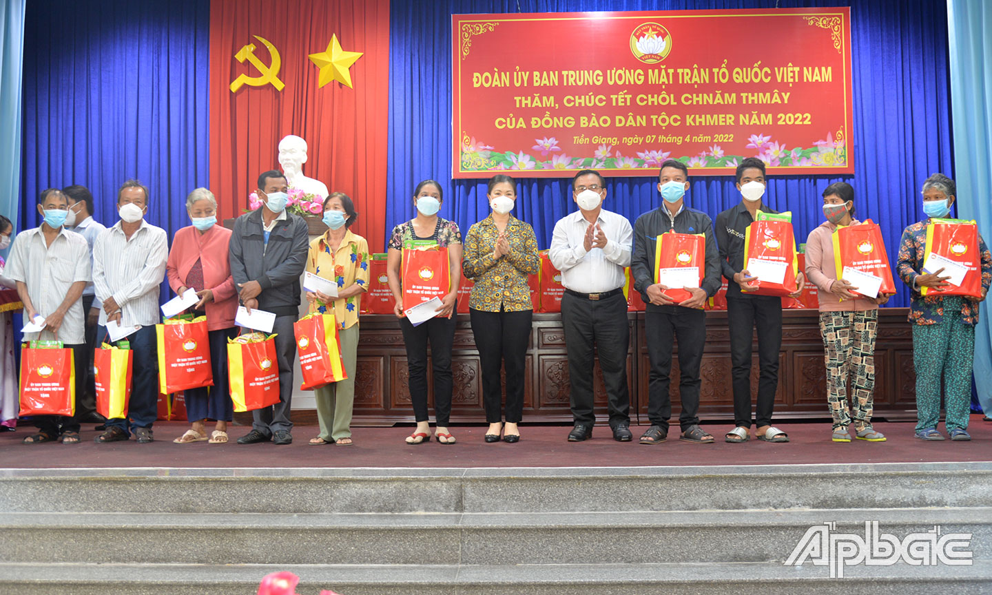 Lãnh đạo Trung ương, tỉnh thường xuyên thăm hỏi, tặng quà cho các dân tộc trên địa bàn tỉnh nhằm gắn kết, tăng cường khối đại đoàn kết toàn dân tộc.