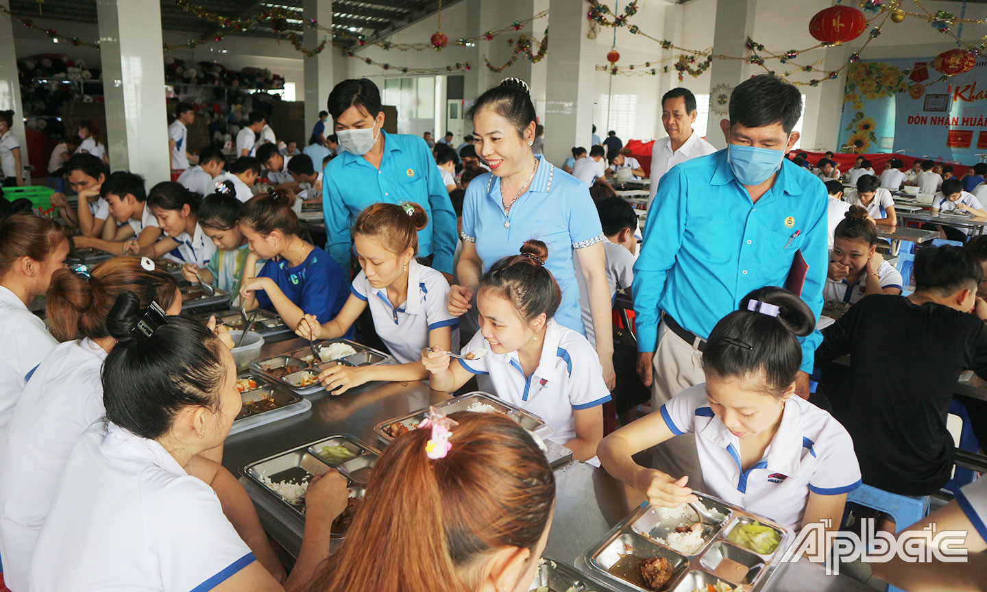 Lãnh đạo Liên đoàn Lao động huyện Châu Thành và Công ty TNHH Xuất nhập khẩu Hoan Vinh hỏi thăm CNLĐ  về bữa ăn giữa ca của công ty. 