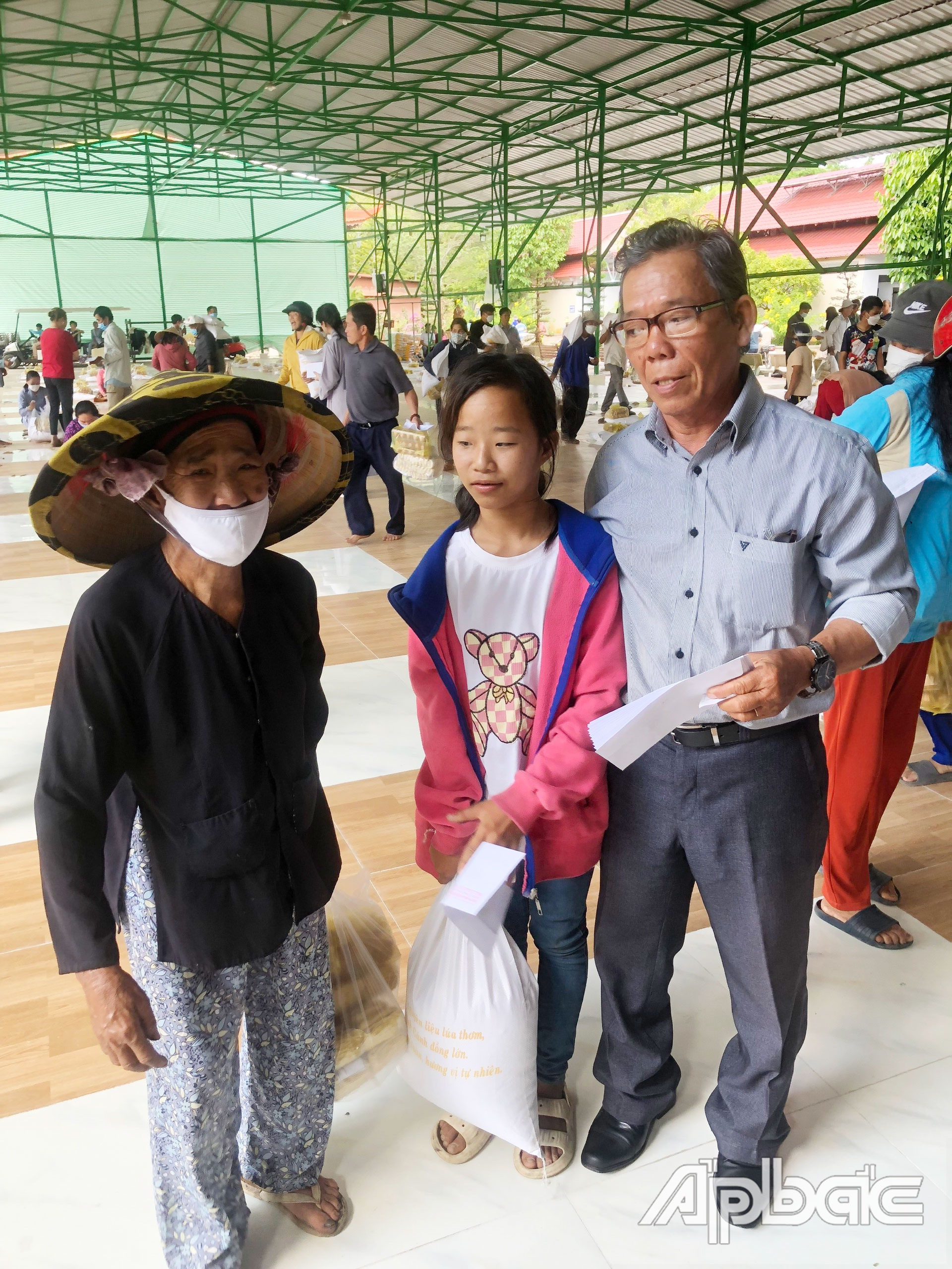 Chủ tịch  Hội NNCĐDC huyện Tân Phước Phạm Tiến Đạt thăm hỏi và tặng quà cho NNCĐDC.
