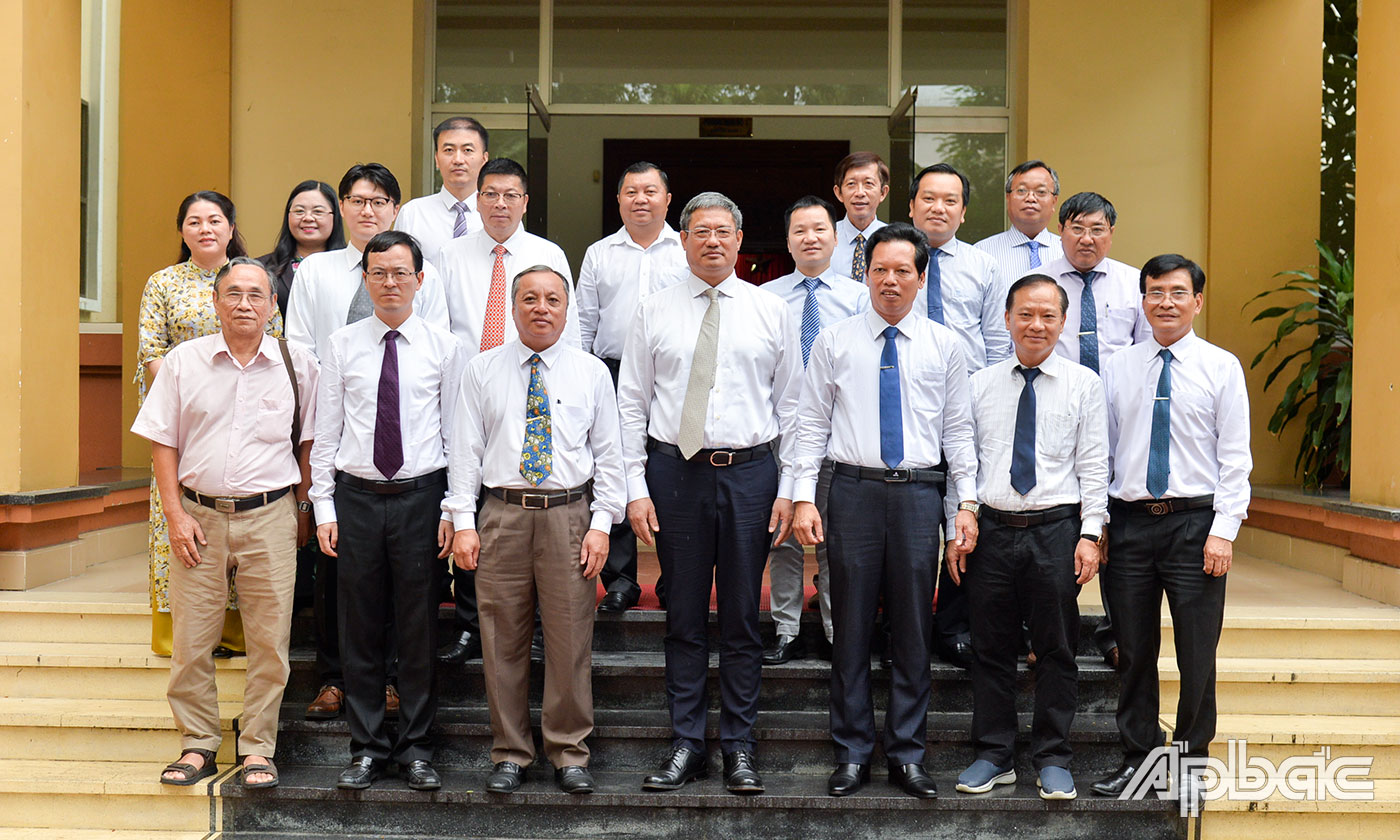 Đại biểu chụp ảnh lưu niệm.