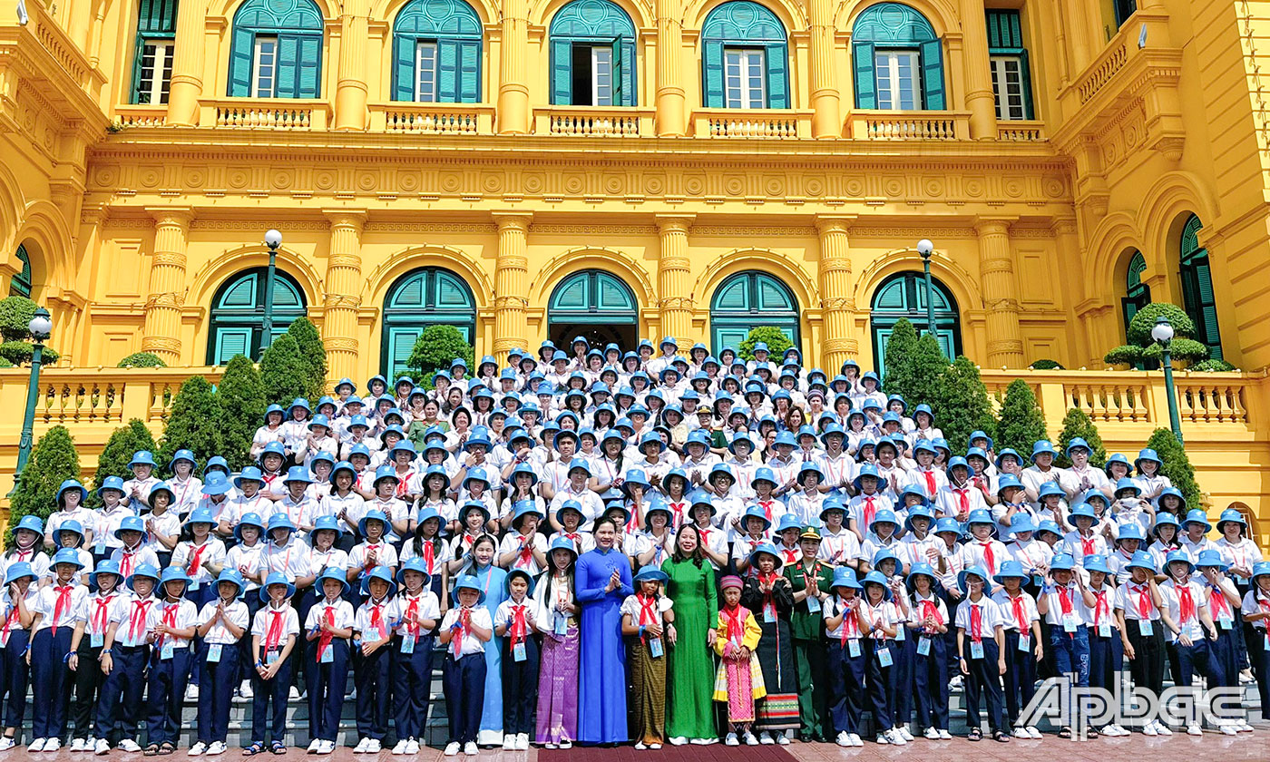 Chụp ảnh lưu niệm cùng lãnh đạo Đảng, Nhà nước.