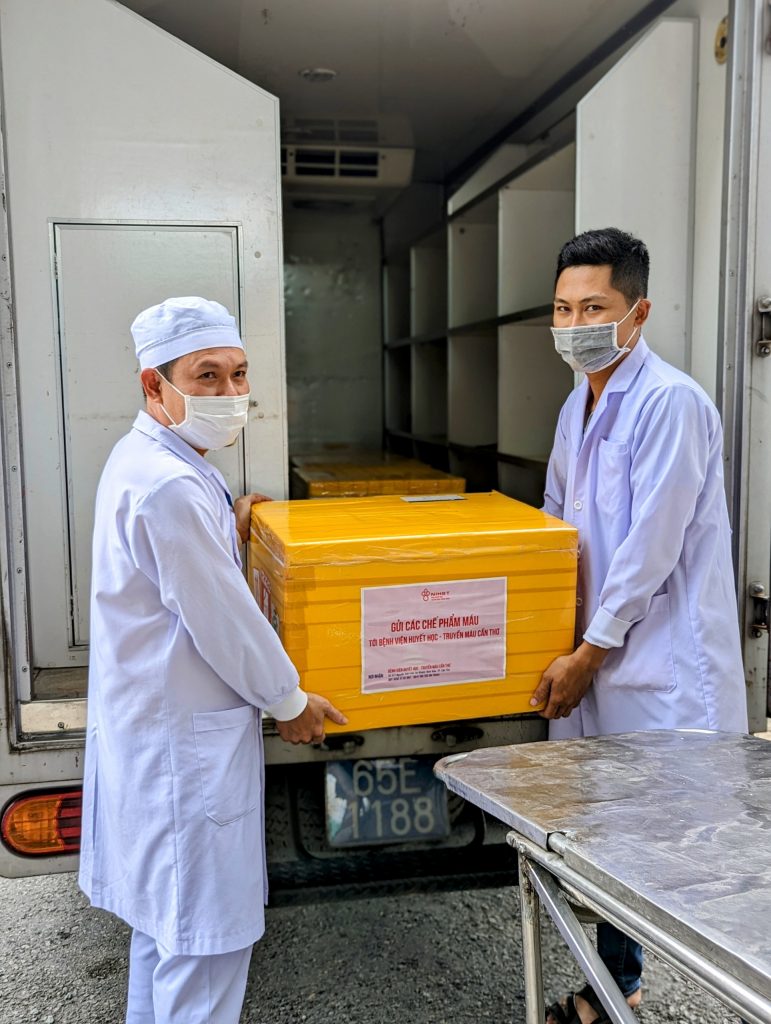 Bệnh viện Huyết học – Truyền máu TP Cần Thơ nhận những thùng máu được vận chuyển qua đường hàng không từ Hà Nội.