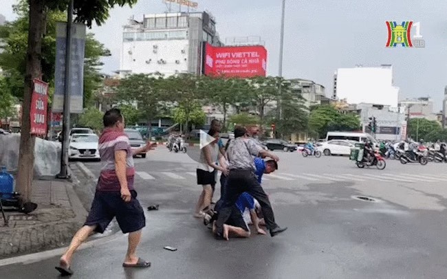Hiện trường vụ việc. Ảnh cắt từ clip: hanoionline.vn