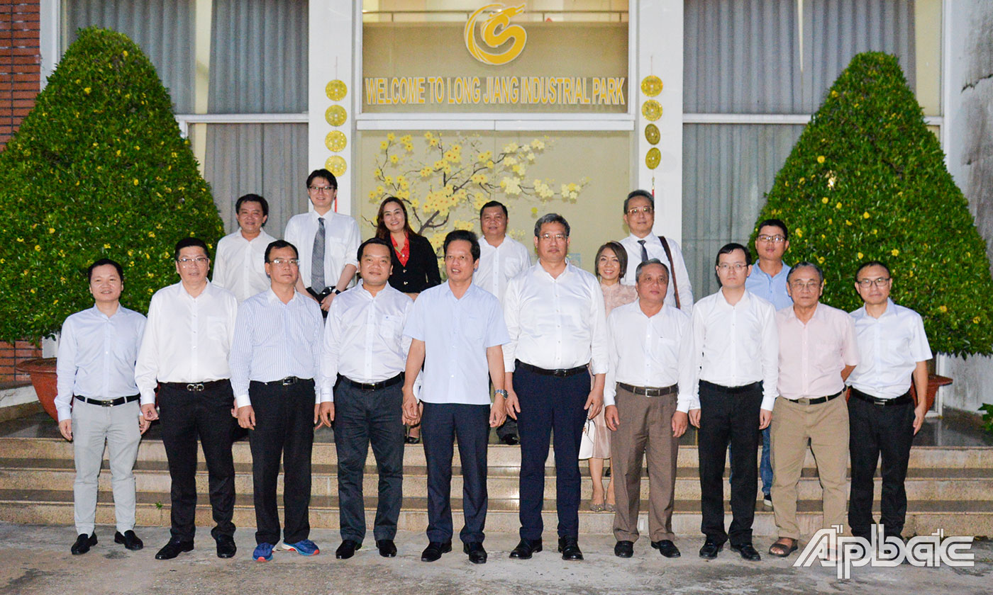 Đoàn chụp ảnh lưu niệm cùng Công ty TNHH Phát triển Khu công nghiệp Long Giang.
