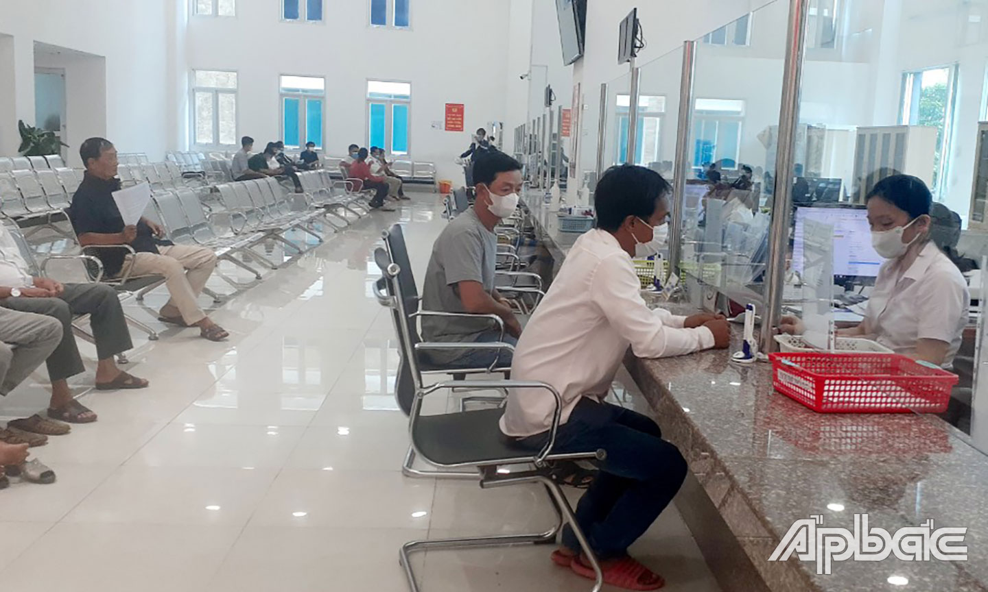Người dân không cần ra Trung tâm hành chính công để cấp đổi giấy phép lái xe.