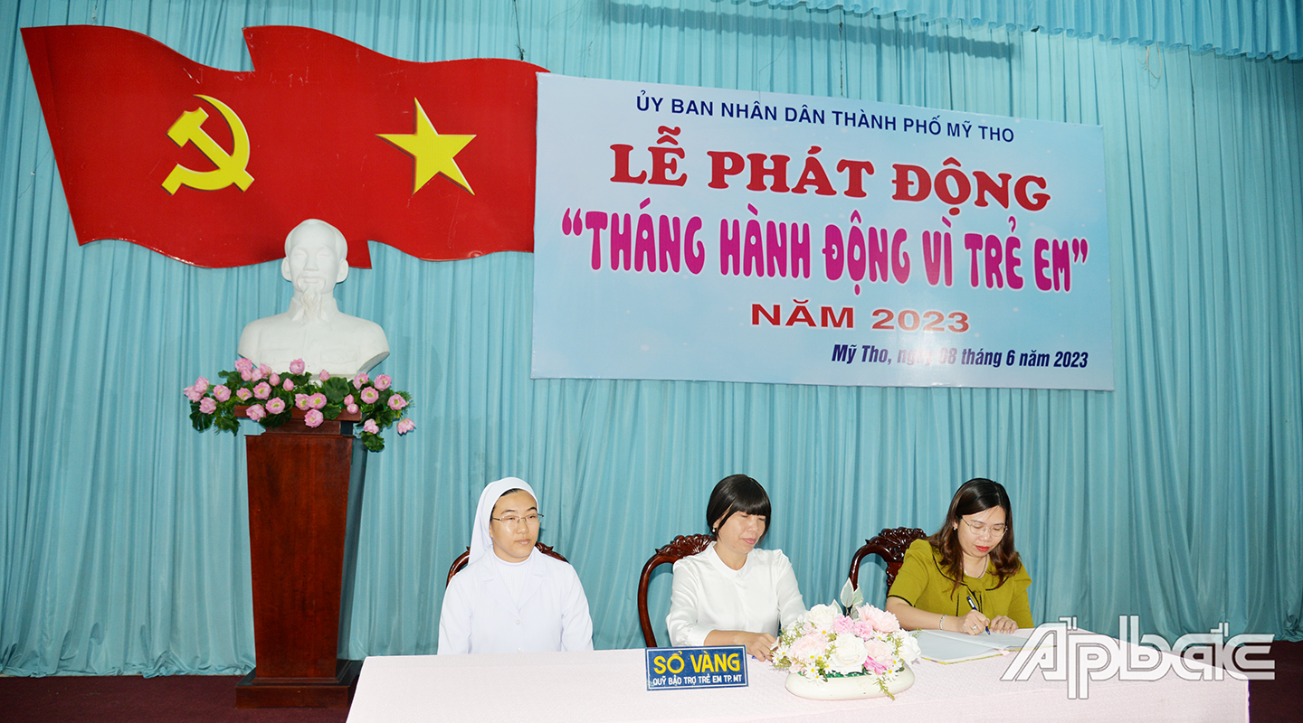 Lãnh đạo UBND TP. Mỹ Tho và nhà hảo tâm ghi sổ vàng ủng hộ Quỹ Bảo trợ trẻ em TP. Mỹ Tho năm 2023