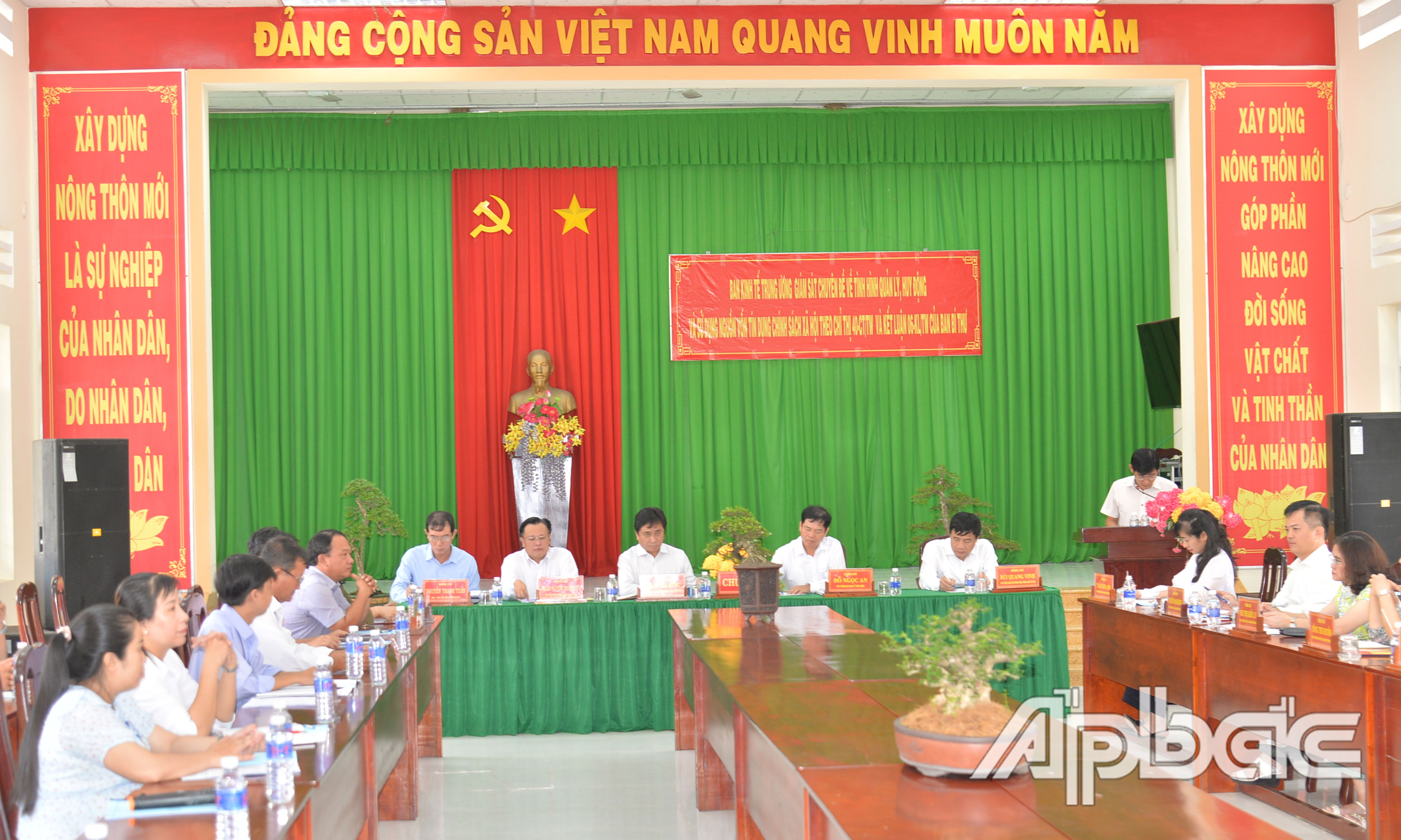 Quang cảnh buổi làm việc.