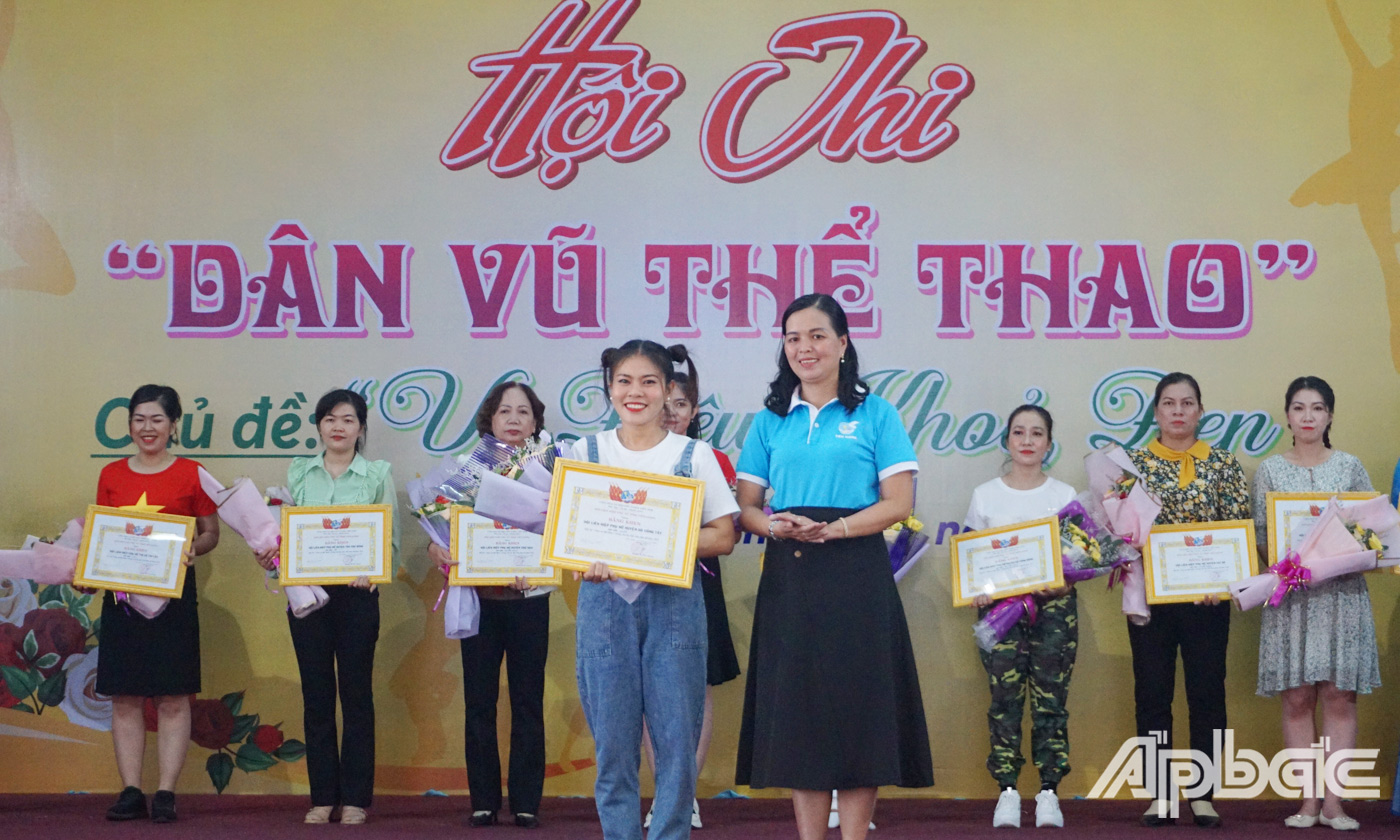 Ban Tổ chức trao Giải Nhất cho đơn vị Gò Công Tây  