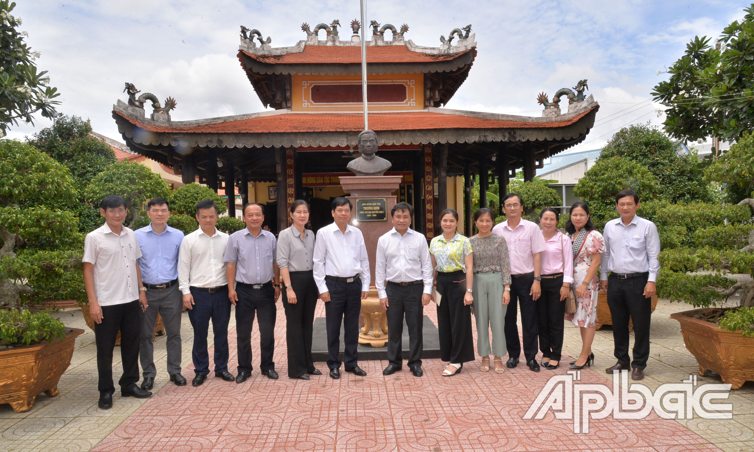 Các đại biểu chụp hình lưu niệm.