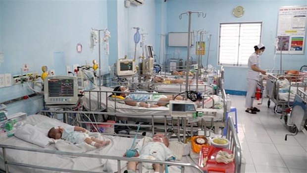 Khoa Nhiễm-Thần kinh, Bệnh viện Nhi đồng 1 Thành phố Hồ Chí Minh điều trị cho nhiều trẻ em mắc bệnh tay chân miệng. (Ảnh: TTXVN phát)